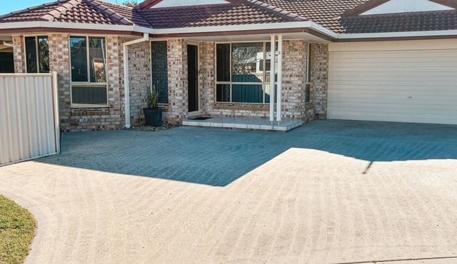 Retro pet-friendly cottage near beach, river & RSL with air-con, comfortable interiors