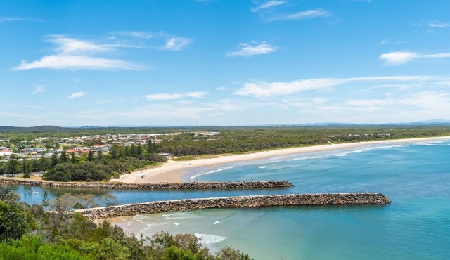 Retro pet-friendly cottage near beach, river & RSL with air-con, comfortable interiors