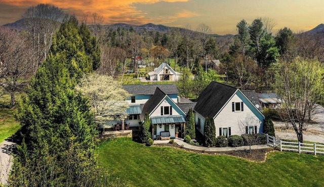 Riverfront getaway, Walking distance to Awesome!
