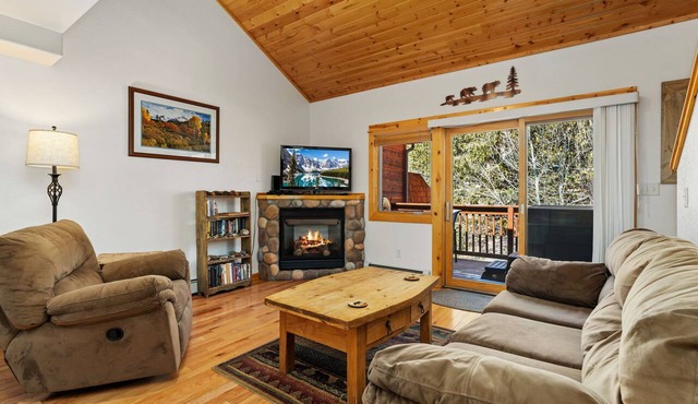 Riverfront Hideaway Private Hot Tub Close to RMNP
