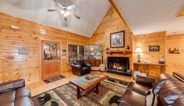 Rustic Elegance-Luxury Home Loaded with Amenities