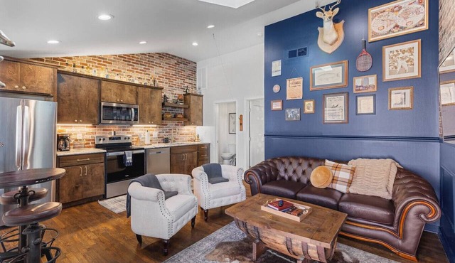 Rustic + Western - Walk to Bars, Coffee & Restaurants