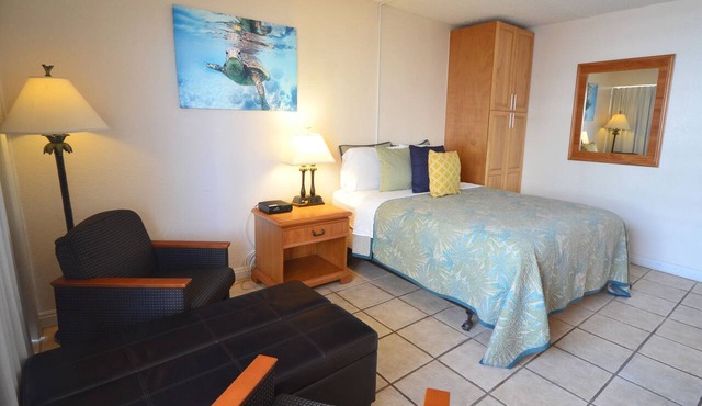 Sea Shore 75 Steps from Waikiki Beach and Sleeps 1 - 3!