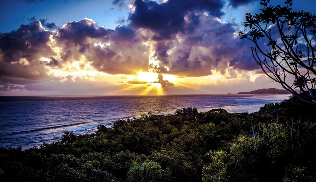 Secluded Oceanfront Cottage- in Princeville – Private large Spa & Stunning Views