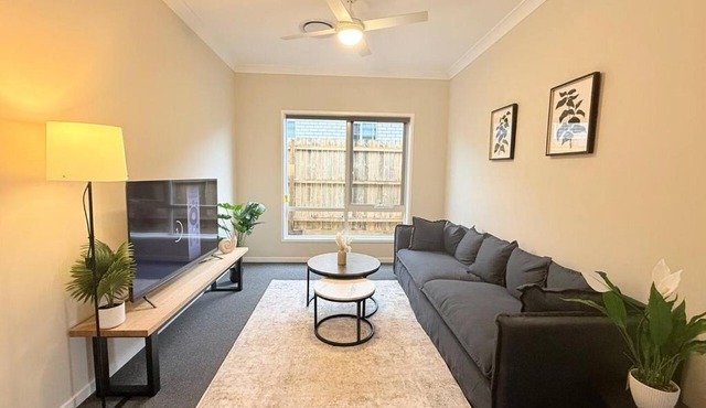 Silky Oak Stay - Brand New House in Griffin - Holiday Home