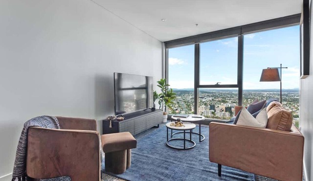 SkyRise Style! 1Bed/1Bath/1Car/VIEWS! ~ CBD