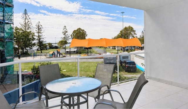 Southport Heart 2BR | Walk to Broadwater Park