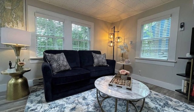 Spacious 1 Bedroom Close to Everything 4