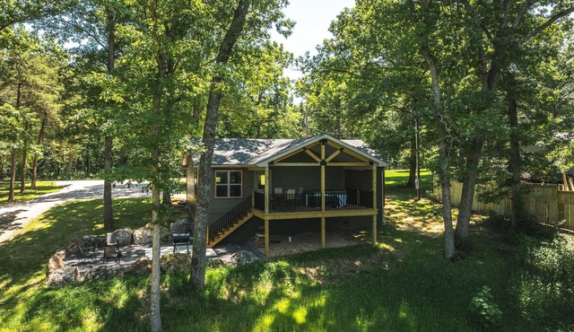 Spacious 2 bed, Hot tub, beautiful back deck overlooking Meramec River w/Access