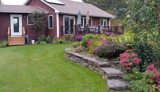 Spacious country retreat, close to Montpelier, close to nature. Smoke/pet free