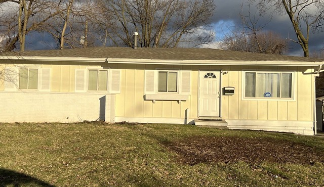 Spacious Home Sleeps 10, 3bdr, 2 bth, 7 minutes to downtown.