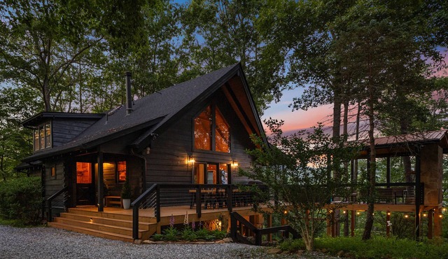 Spacious Mountain Cabin, Sleeps 2 , Game Room, HOT TUB, Views