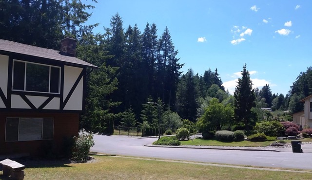 Spacious room with a private bathroom in a quiet house and a safe neighborhood