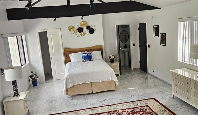Spacious Suite With Office - Unit A