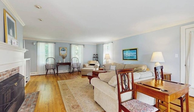 Spacious village house, dog-friendly, patio, fireplace, a/c, air hockey, w/d