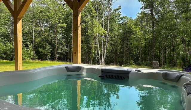 Spacious Yard & Deck - Hot Tub - 120” Projector - 12mins-Waterville Valley