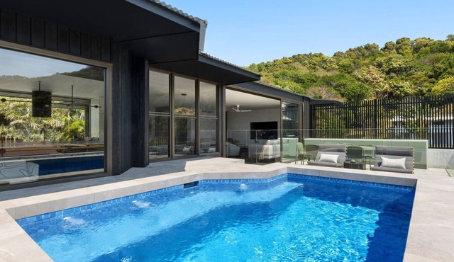 Starfall - designer retreat moments from the beach