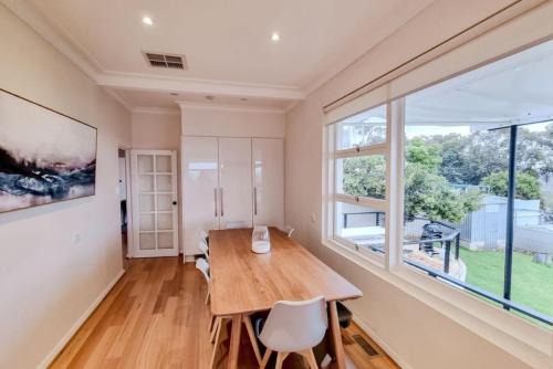 Stay at Beauty Point Wagga 5bdr 2bth magical views