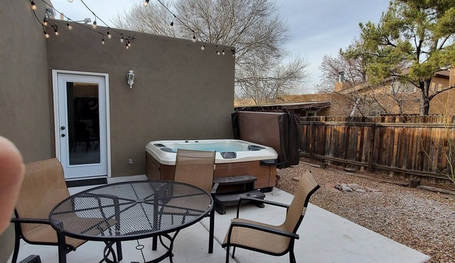 "SteamPunk" 2bedroom With Hottub, Pets Welcome, 5G Fiber WiFi !