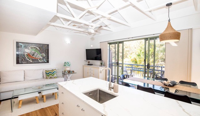 Straddie Breeze - A gorgeous fully renovated beachside apartment