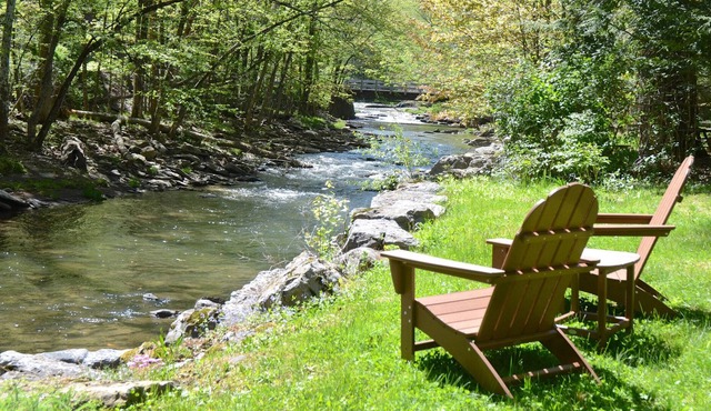 STREAMSIDE Walk To Town, Hot Tub, 4 Br 2.5 Bath, Game Room