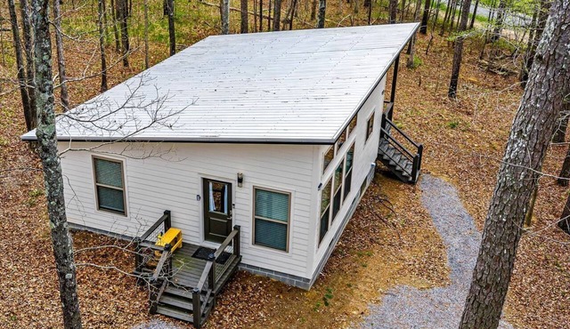 Stylish Modern Getaway with Fire Pit near DeSoto Falls in Mentone, AL