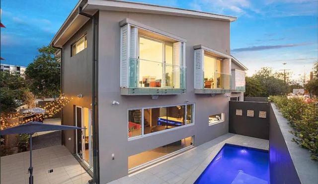 Stylish Surfers Paradise Haven 4BR4B Stunning Pool 2