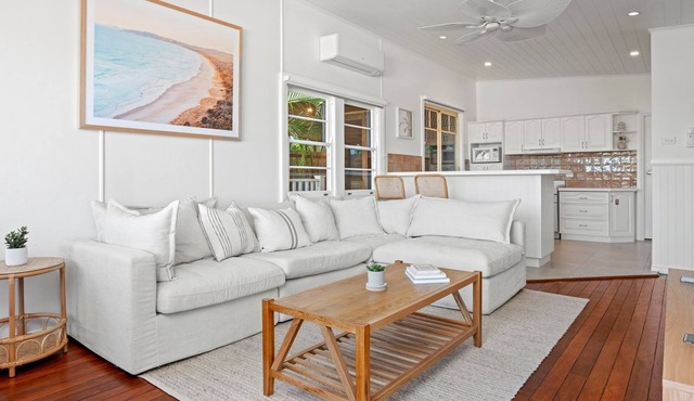 SunDayz Beautiful spacious pet friendly home next to the ocean.