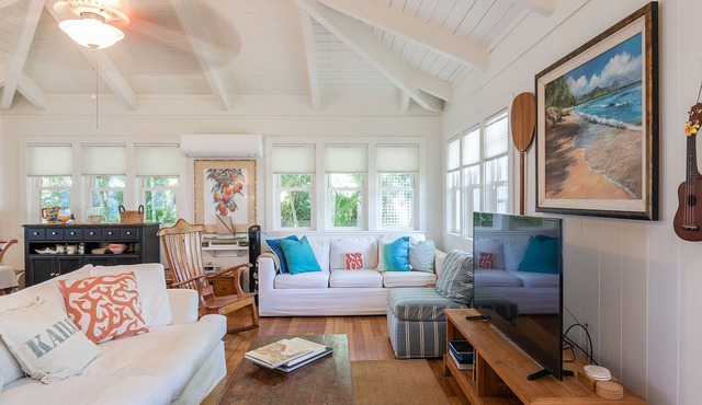 Sunshine Cottage just steps to Kailua beach