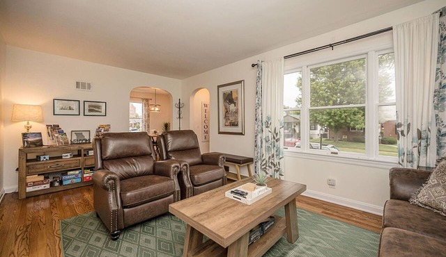 Sweet Escape, 4BR, 2 Full Baths Near Historic Main St