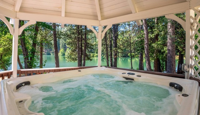 The Lake House - Beachfront w/Hot tub available!
