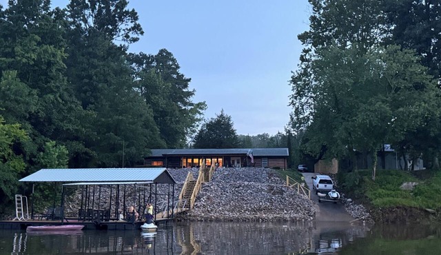 The Last Bend Lodge, cozy and private home on the Coosa River!