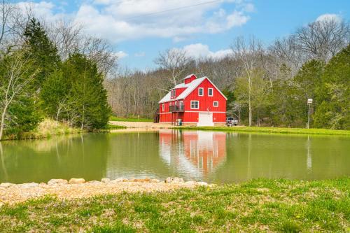 'The Lodge at Crider Creek' Getaway on 140 Acres!