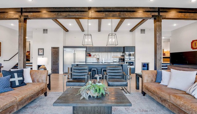 The Lofts at 1932 Reserve! Pool, Hot tub! Sleep 47