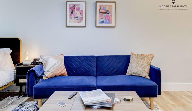 The Moose #9 - Brand New Luxe Modern loft with Free Parking, King Bed & Fast WiFi