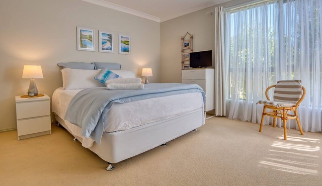 This property has light, bright and airy rooms freshly renovated and decorated.