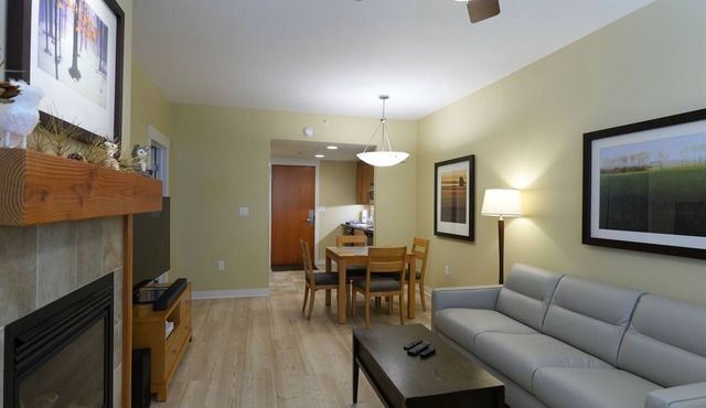 Top Floor with Beautiful Views! Great location! New Luxurious Sleeper Sofa!