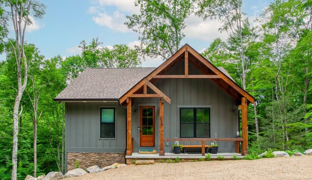 Townsend Gem: Retreat with Hot Tub & Fire Pit