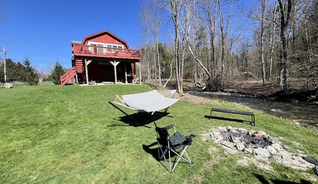 Tranquil Cabin Hideaway with Firepit and Riverfront Views on the Green River in Vermont