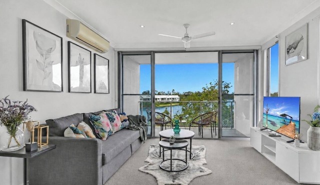 Tri-Level 2BR Water-View Townhouse | Free Parking