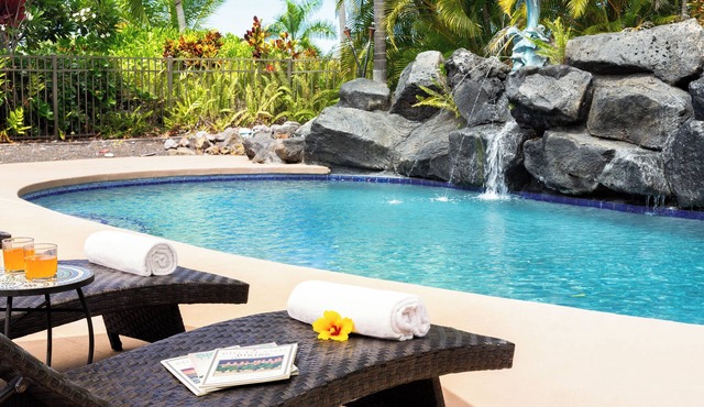Tropical oasis in Kona: Resort style heated pool, Hot tub & Ocean views
