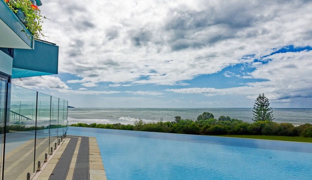 Ultimate Beach Front Luxury 3 bedrooms + Spa, walk to village, 20 min to Byron
