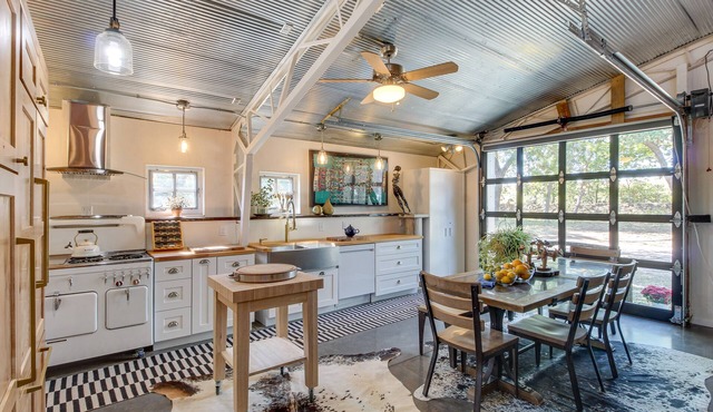Unique Lecompton Studio w/Countryside Views