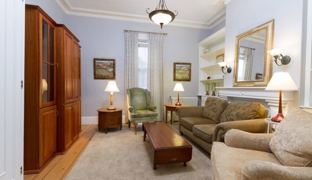 Unit 2, 1st floor 1 Bdrm, walk to mansion and beach
