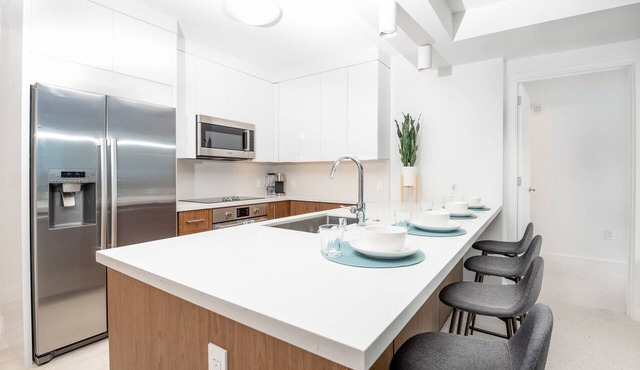 Upscale 2 bedroom with parking in Ala Moana