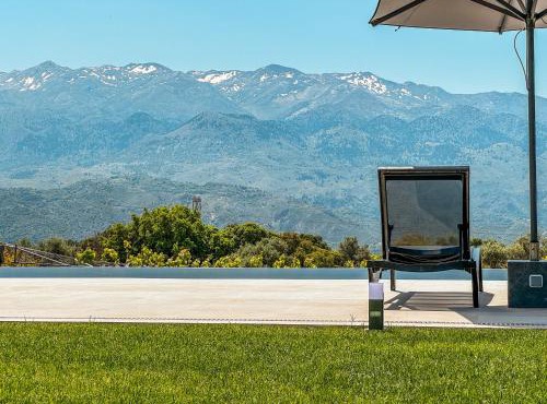 Villa Recluso-3 bd luxury country villa, huge heated pool with hydromassage, individual bbq & large yard, mountain view