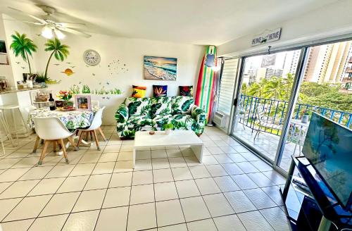 WAIKIKI 2 BEDROOMS, 1 BATH, FREE PARKING, SLEEP 6