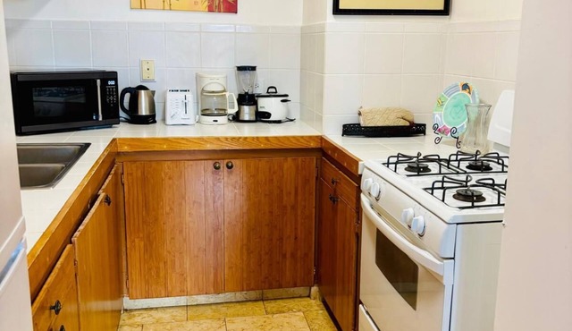 ~Waikiki~ LOWEST RATES IN AREA ~ 2 Bedroom ~ Fully Furn ~ Blocks to Beach ~
