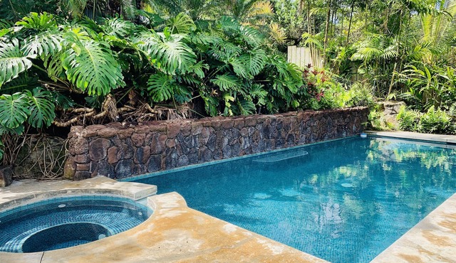 Waimea Bay Tropical Retreat w/pool & jacuzzi 2 min walk from the beach!