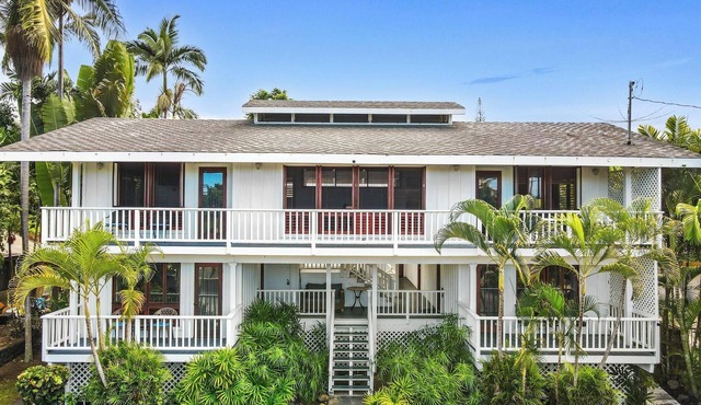 Walk to Beach! HUGE 5 bedroom, 5 bath with Pool!